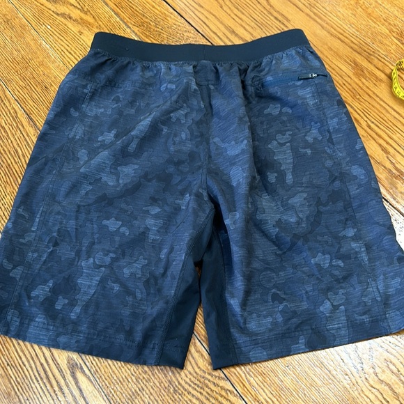 GAIAM men’s athletic camo print shorts. Black. Size Small. Elastic waist. - Picture 5 of 12